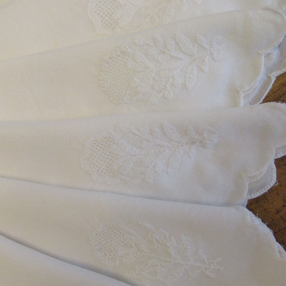 Cotton scalloped hem with cutout design 1 corner - Picture 3 of 8